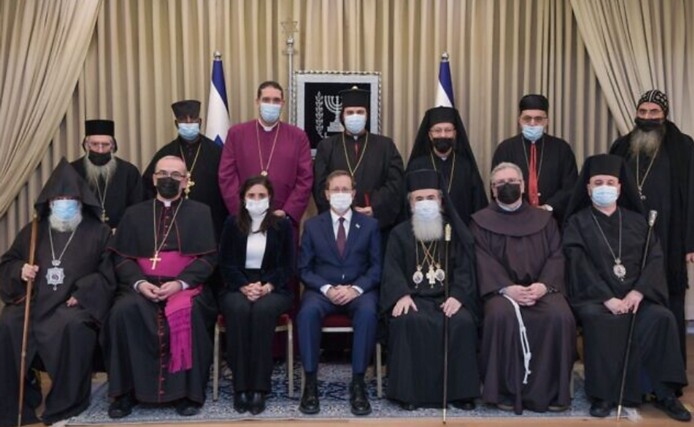 Le président Isaac Herzog et la ministre de l'Intérieur Ayelet Shaked (au centre) posent pour une photo avec des chefs d'église à Jérusalem, le 29 décembre 2021.