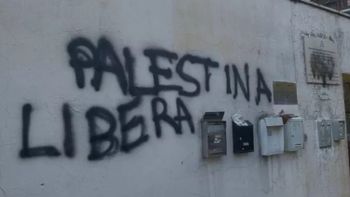 כתובות הגרפיטי שרוססו על בית הכנסת ברומא