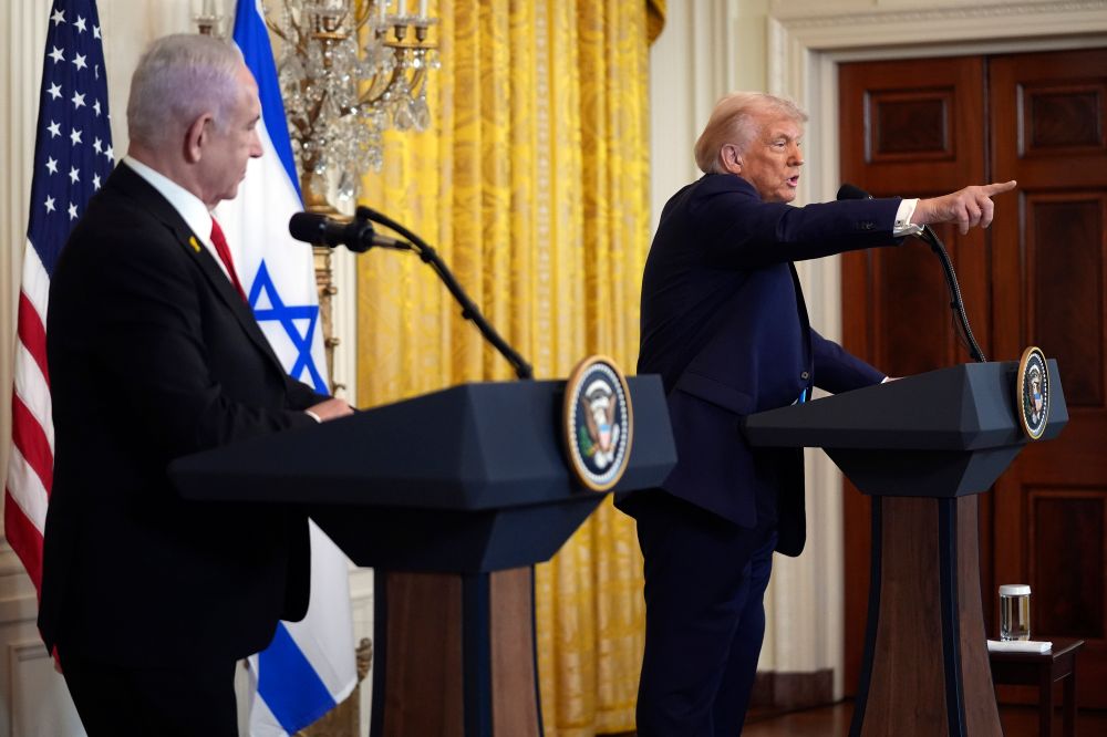 Donald Trump alors que lui et Benjamin Netanyahou tiennent une conférence de presse commune dans la salle Est de la Maison Blanche le 04 février 2025 à Washington
