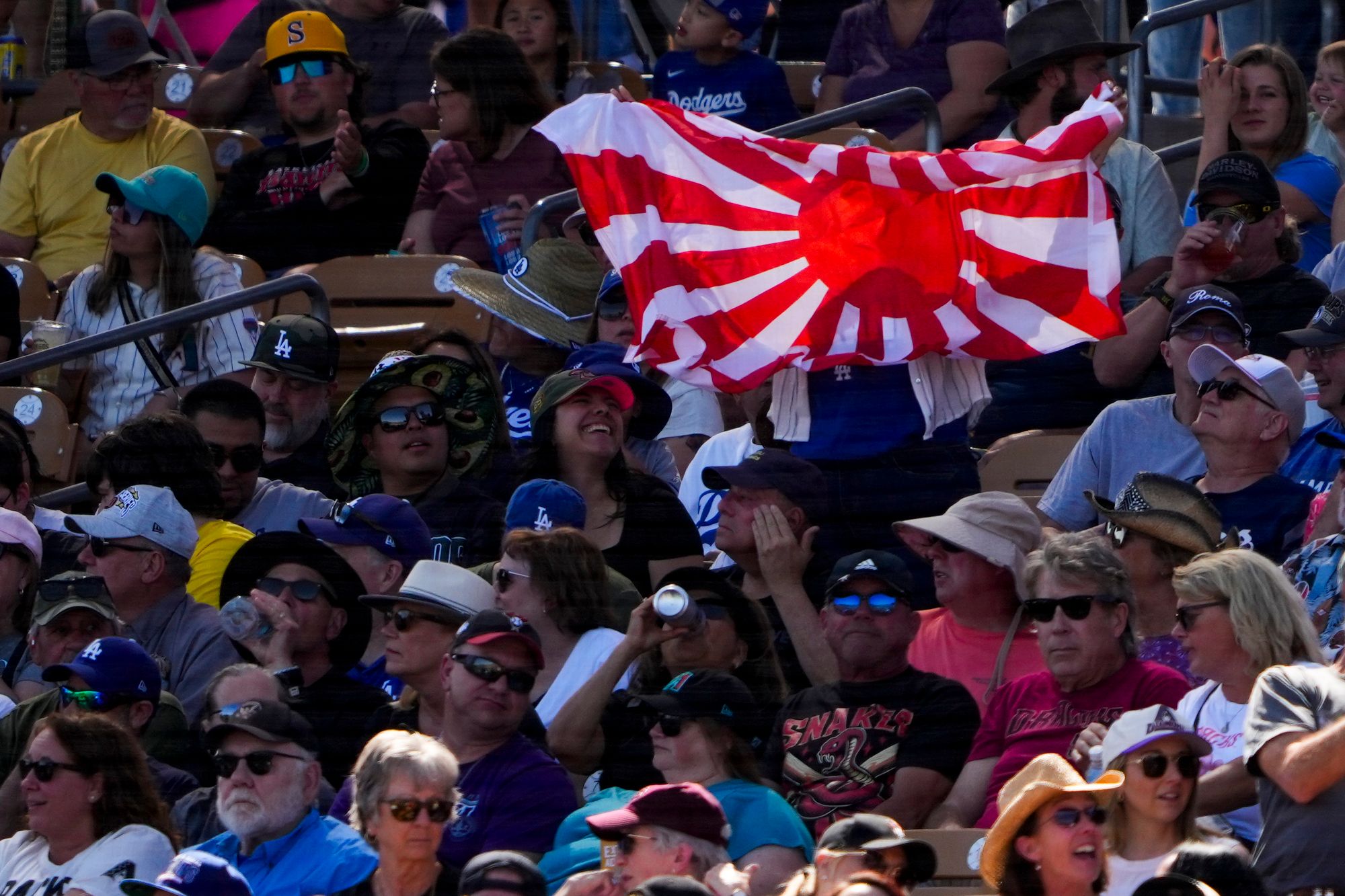Des supporters japonais brandissent un drapeau de la Seconde Guerre mondiale