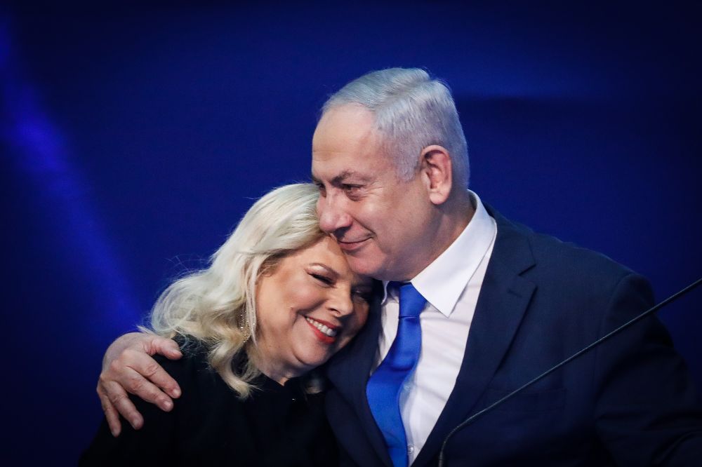 Le Premier ministre Benyamin Netanyahou et son épouse Sara s'adressent à leurs partisans dans la nuit des élections israéliennes, au siège du parti à Tel-Aviv, le 3 mars 2020.