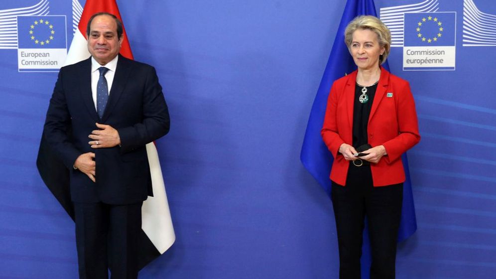 رئيسة المفوضية الأوروبية أورسولا فون دير لاين ، على اليمين ، والرئيس المصري عبد الفتاح السيسي يقفان أمام وسائل الإعلام قبل اجتماع على هامش قمة الاتحاد الأوروبي الإفريقية في بروكسل ، الخميس 17 فبراير 2022. الاتحاد الأوروبي يوم الأحد 17 مارس 2024،