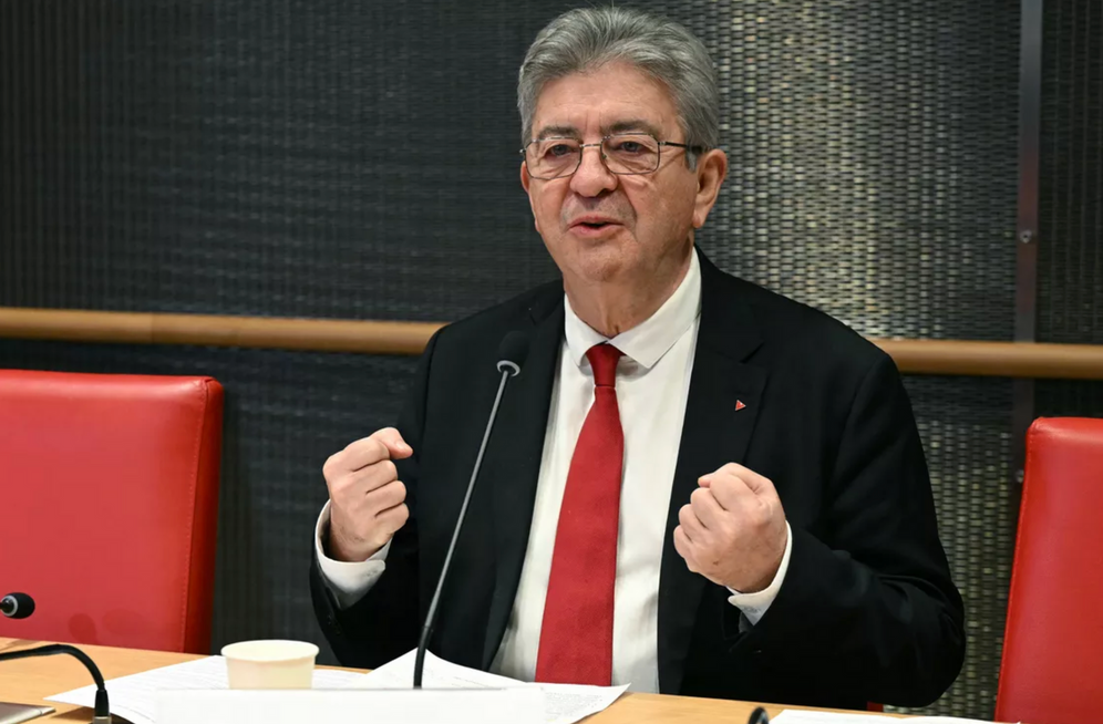 Jean-Luc Mélenchon devant la commission d’enquête parlementaire sur des liens entre mouvements politiques et réseaux islamistes, ce samedi 6 décembre. 