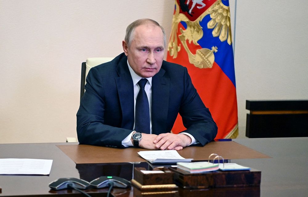 Le président russe Vladimir Poutine assiste à une cérémonie de lever du drapeau sur le ferry maréchal Rokossovsky via une liaison vidéo à la résidence d'État de Novo-Ogaryovo à l'extérieur de Moscou le 4 mars 2022.