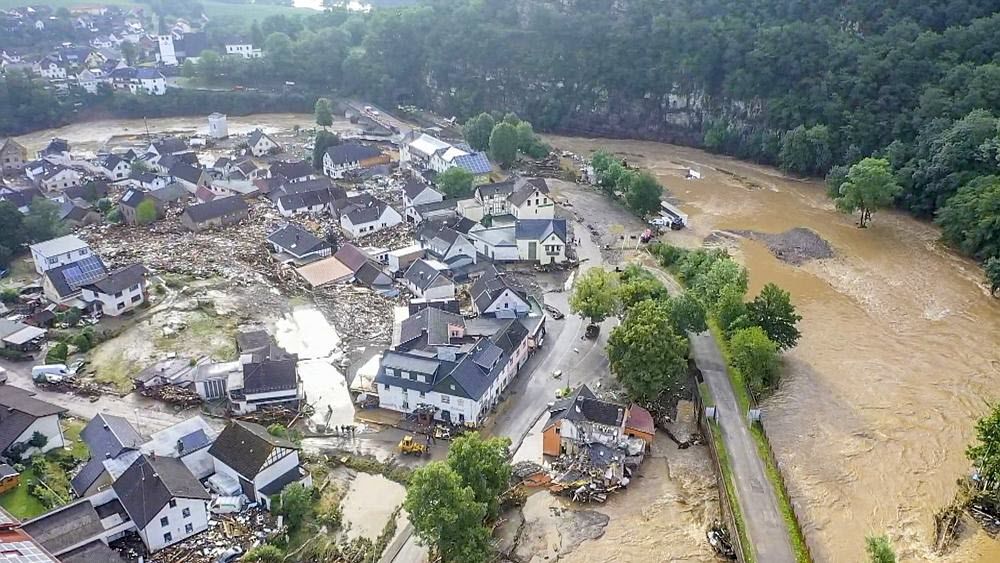 Des centaines de pompiers sont mobilisés ce jeudi en Allemagne pour secourir les habitants de plusieurs localités sinistrées. Ici, le village de Schuld est encore sous les eaux.