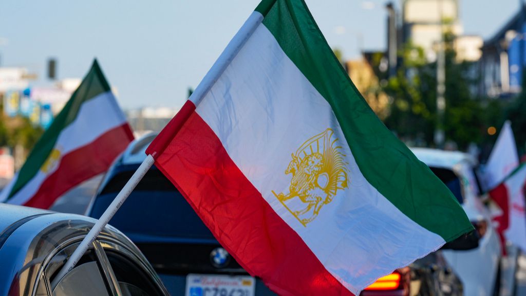 نقف مع المتظاهرين في إيران: الخطوة المفاجئة لمنصة التواصل الاجتماعي إكس