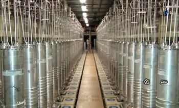 Diverses machines à centrifuger bordent le hall endommagé le 11 avril 2021, à l'installation d'enrichissement d'uranium de Natanz en Iran