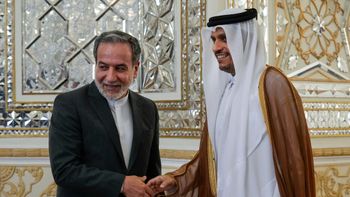 Les ministres des Affaires étrangères iranien et qatari, Abbas Araghchi (à gauche) et Mohammed ben Abderrahmane Al Thani