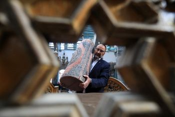 حاخام يحمل مخطوطة التوراة في كنيس إفرنج في الحي اليهودي في دمشق القديمة في 29 أبريل 2025.