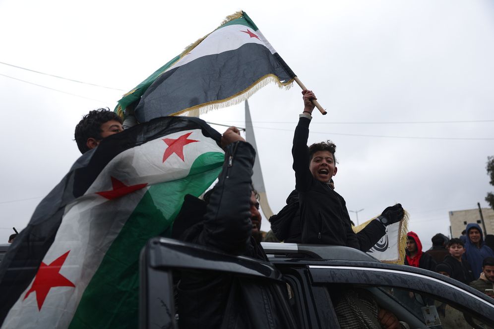 يحتفل الناس في الطبقة، شرق سوريا، يوم الأحد 18 يناير/كانون الثاني 2026، بعد أن سيطرت قوات الحكومة السورية على المدينة من قوات سوريا الديمقراطية المدعومة من الولايات المتحدة، وذلك خلال حملة مستمرة ضد القوات التي يقودها الأكراد.