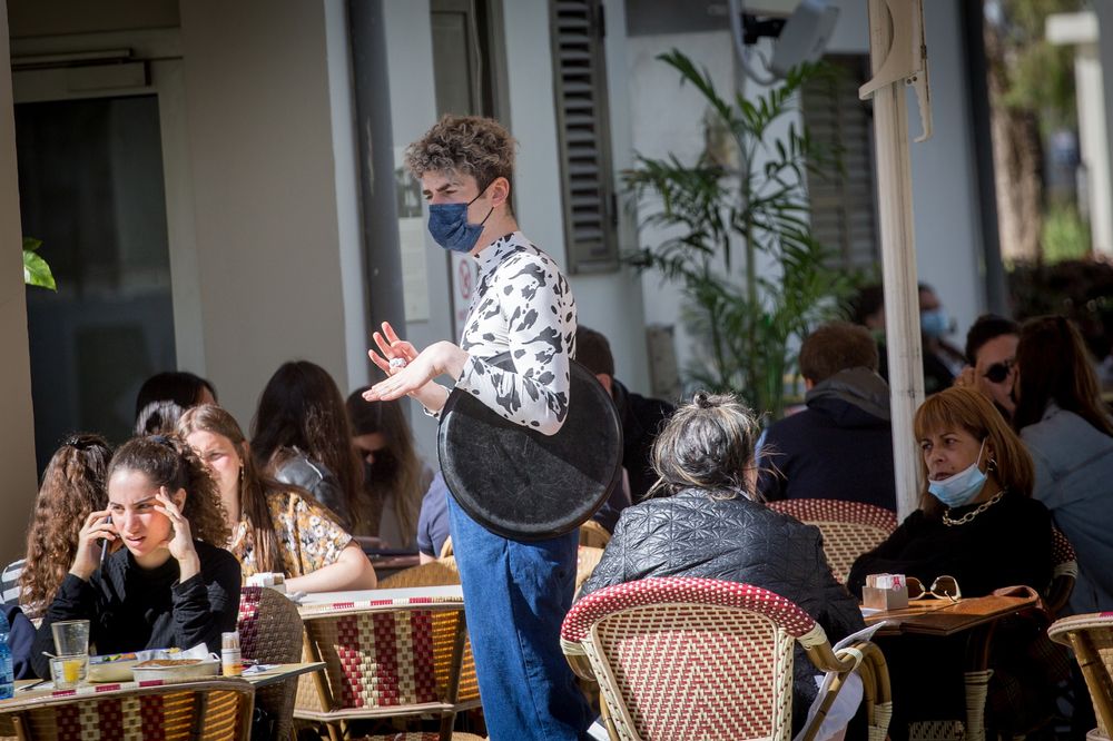Des clients dans un restaurant à Tel Aviv le 07 mars 2021