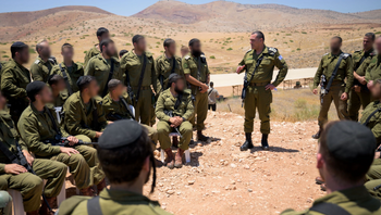 Eyal Zamir avec des soldats de la brigade "Hachmonaïm"