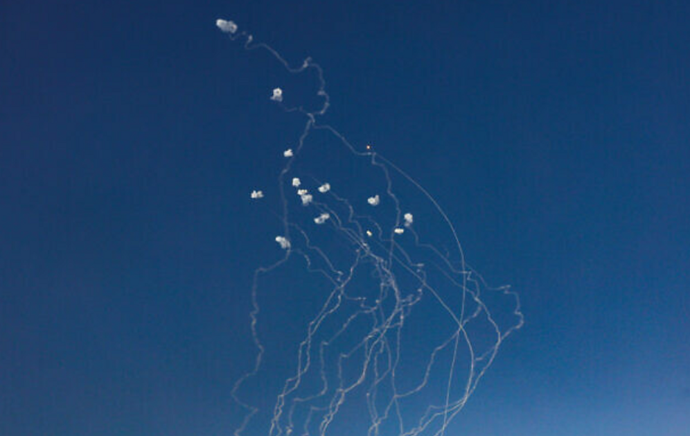 Le Dôme de fer tire des missiles d'interception sur des roquettes tirées depuis le Liban, vu au-dessus de Safed, le 26 septembre 2024. 