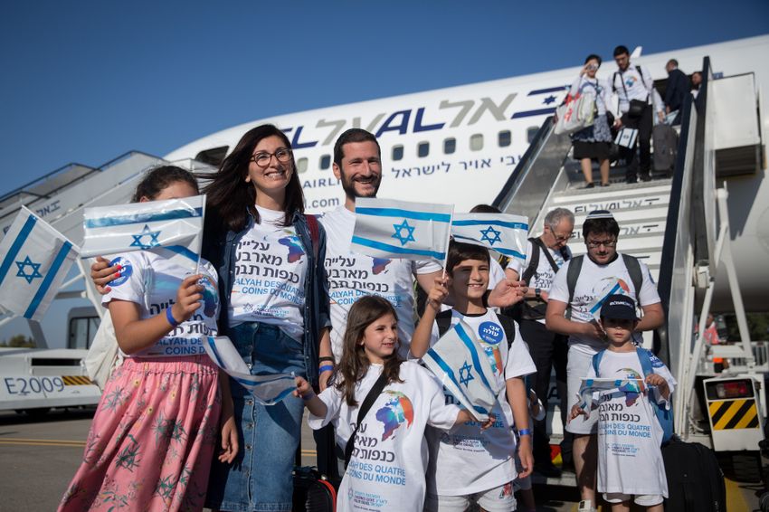 Archive - Quelque 300 immigrants de France à leur arrivée en Israël le 23 juillet 2018