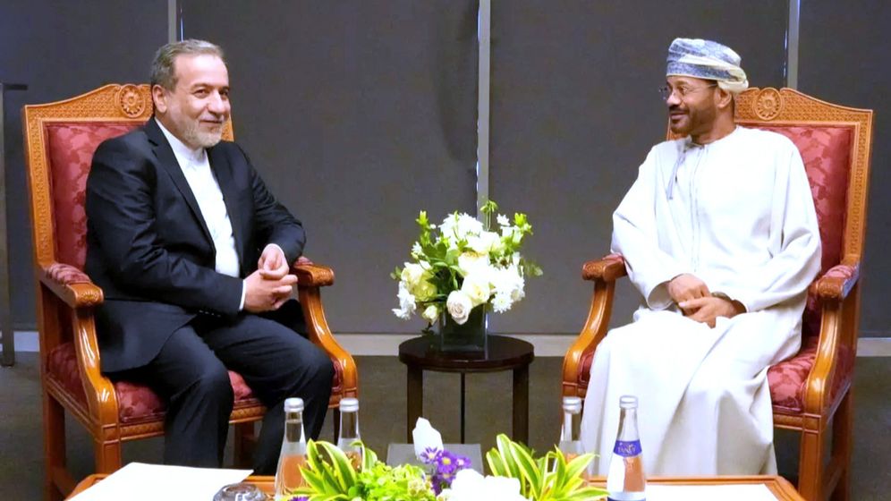 Oman's Foreign Minister Badr al-Busaidi (R) with his Iranian counterpart Abbas Araqchi 