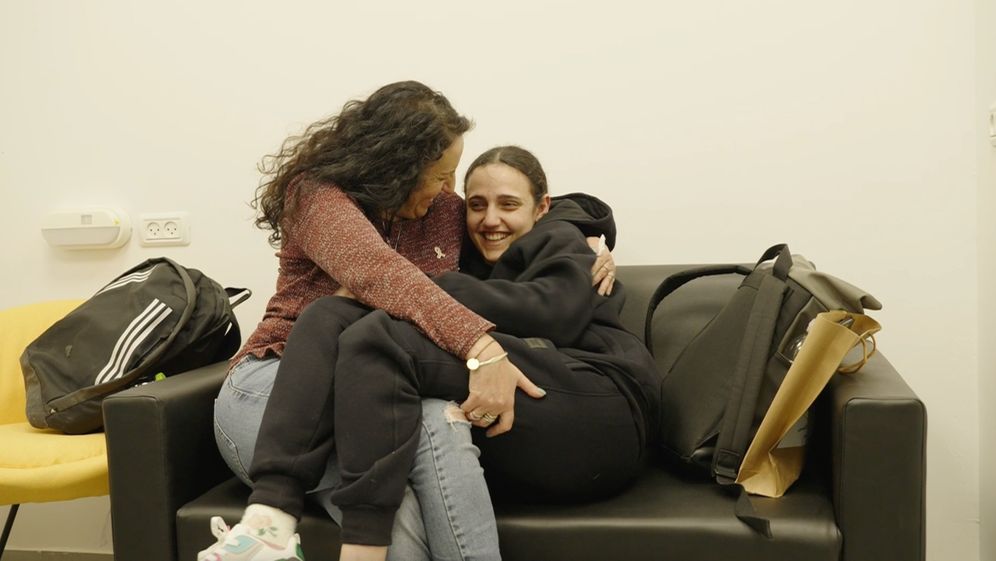 Images des retrouvailles de Romi Gonen avec sa mère