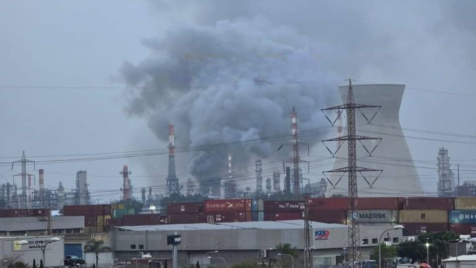 بموافقة الرقابة: الصواريخ الإيرانية تستهدف مصافي حيفا؛ التلفزيون الإيراني: "انتقام للهجوم على حقل الغاز"