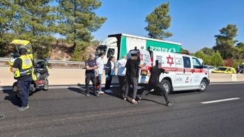 سيارات الإسعاف في موقع حادثة إطلاق النار على الطريق السريع 443 في منطقة موديعين، 15/10/2025