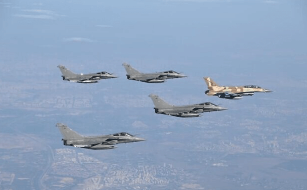 Archive - Des avions de combat Rafale de l'armée française volent aux côtés d'un avion F-16i de l'IAF au-dessus d'Israël lors d'un exercice, le 6 décembre 2022.