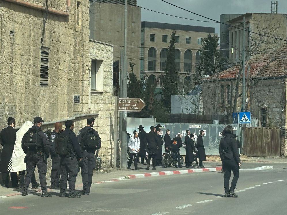 חסידי 'שובו בנים' מנסים לפרוץ למתחם קברי המלכים בשייח' ג'ראח