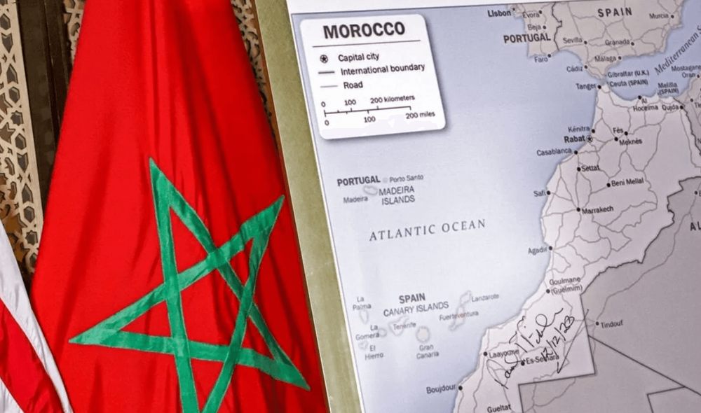 العلم المغربي بجانب خريطة المغرب المصرح بها من قبل وزارة الخارجية الأمريكية