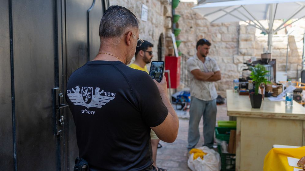 Yonatan Sindel/Flash90 Jerusalem Municipality inspectors shut down a temporary cafe set up after Cafe Basimta closed following weeks of protests by the ultra-Orthodox