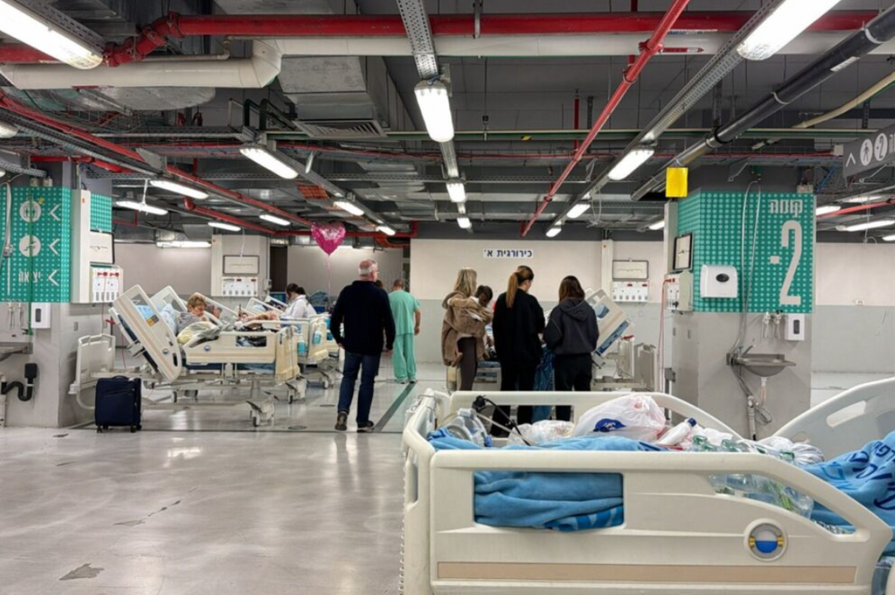 Des membres du personnel et des patients de l’hôpital Ichilov transférés vers un parking d’urgence.