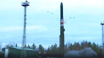 Un missile balistique intercontinental Yars est testé dans le cadre d'exercices nucléaires russes depuis un site de lancement à Plesetsk, dans le nord-ouest de la Russie.