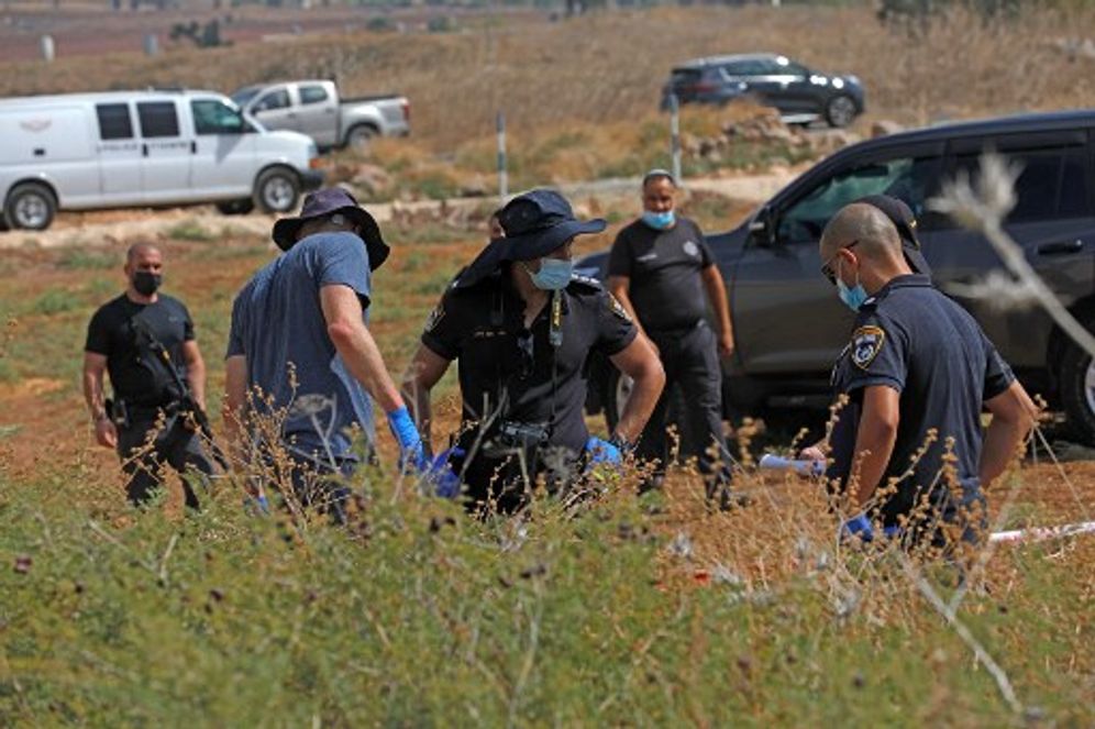 Des policiers et des gardiens de prison sur les lieux d'une évasion de six prisonniers palestiniens, devant la prison de Gilboa, dans le nord d'Israël, le 6 septembre 2021.