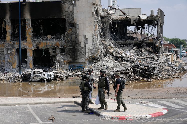 La police israélienne récupère les armes utilisées par des militants devant un commissariat de police envahi samedi par des hommes armés du Hamas, à Sderot, en Israël, le dimanche 8 octobre 2023. Des militants du Hamas ont pris d'assaut la barrière frontalière samedi, tuant des centaines d'Israéliens dans les communautés environnantes.