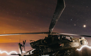 Un hélicoptère d'attaque AH-64 Apache de l'armée américaine se prépare à soutenir l'opération Hawkeye Strike contre des cibles de l'État islamique en Syrie, dans la zone de responsabilité du Commandement central américain, le 19 décembre 2025. 