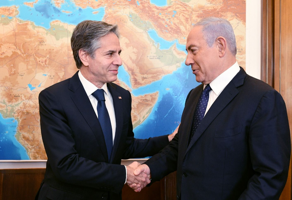 US Secretary of State Antony Blinken (L) shakes hands with Israeli PM Benjamin Netanyahu in Jerusalem - May 25, 2021