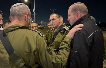 Le lieutenant-général Eyal Zamir, chef d'état-major de Tsahal, s'adresse à des officiers au carrefour de Gush Etzion en Judée-Samarie, suite à un attentat terroriste survenu le 18 novembre 2025. 