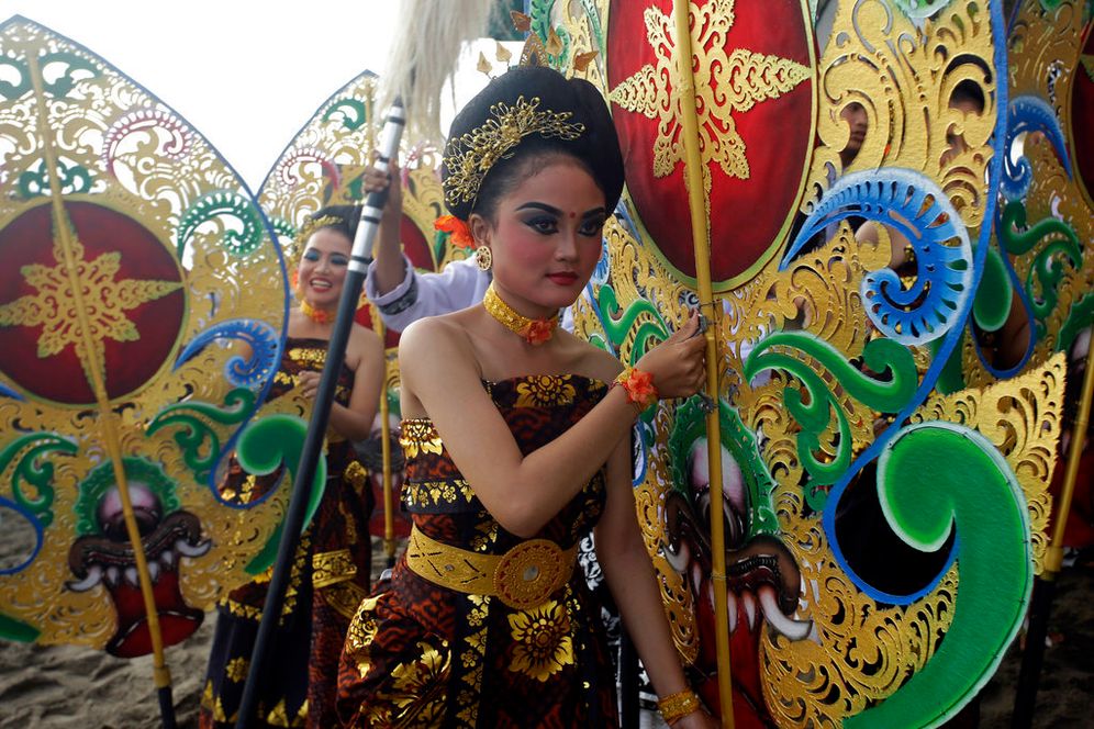 راقصات يرتدين أزياءً تقليدية خلال مهرجان شاطئي في بالي، إندونيسيا، يوم الخميس 22 فبراير 2018.