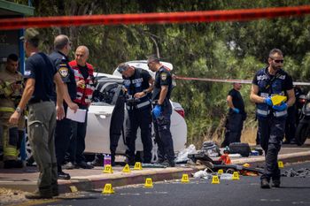 سيارة المهاجم في موقع العملية