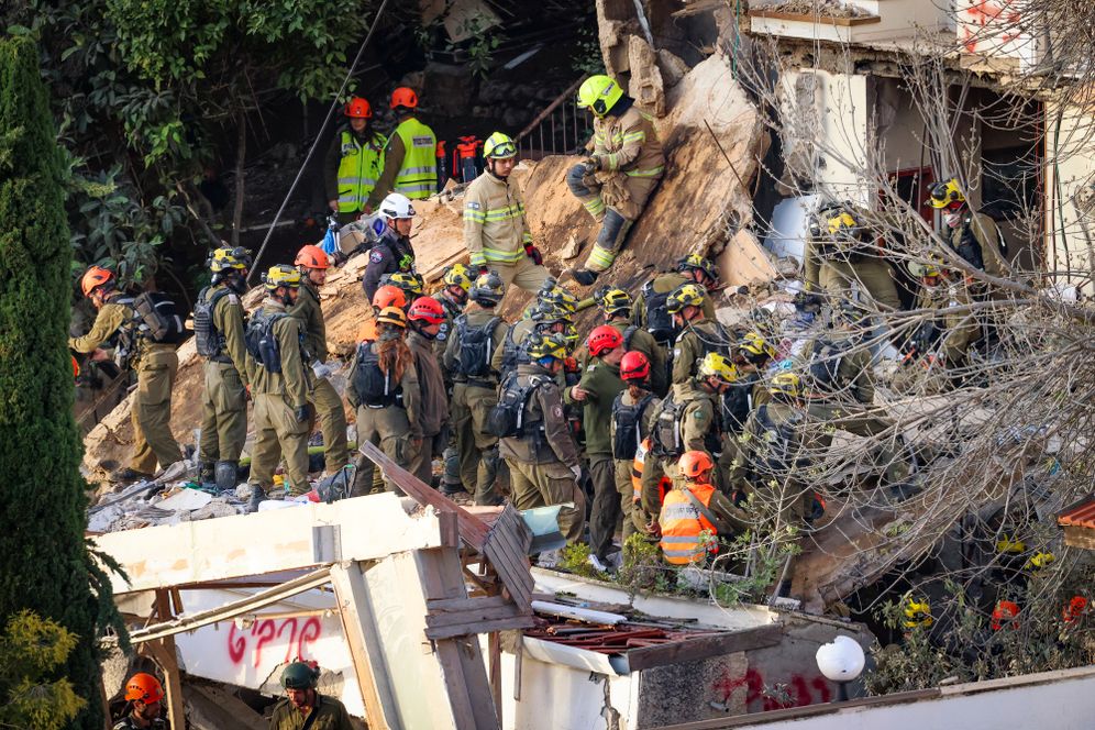 Les secours recherchent les personnes disparues sous les décombres d'un immeuble touché par un missile iranien à Haïfa, le 06.04.2026