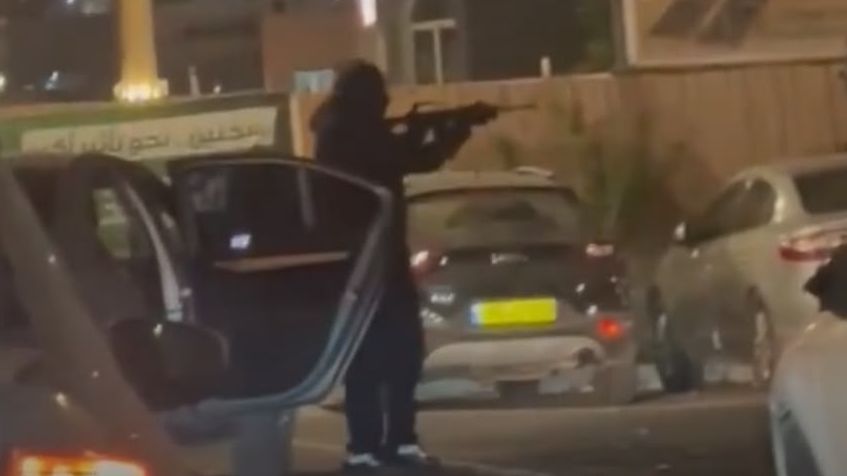 فيديو صادم من سخنين.. ملثم يطلق النار بسلاح طويل وسط الشارع وأمام المارة