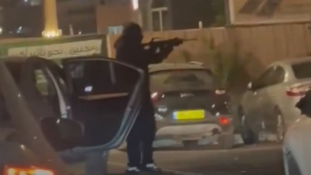توثيق لا يُصدق من سخنين: ملثم يطلق النار من سلاح طويل باتجاه محل تجاري