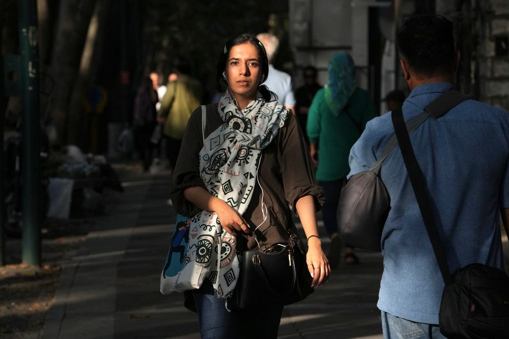 AP Photo/Vahid Salemi Illustration: Une jeune femme iranienne ne portant pas de voile dans les rues de Téhéran en Iran