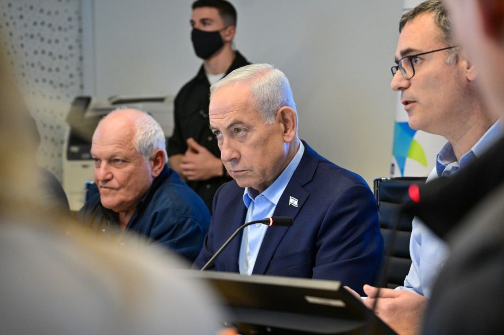 Benjamin Netanyahou aux côtés du ministre de la Santé Haim Katz et du directeur général du ministère de la Santé Moshe Bar Siman Tov, le 09.03.2026