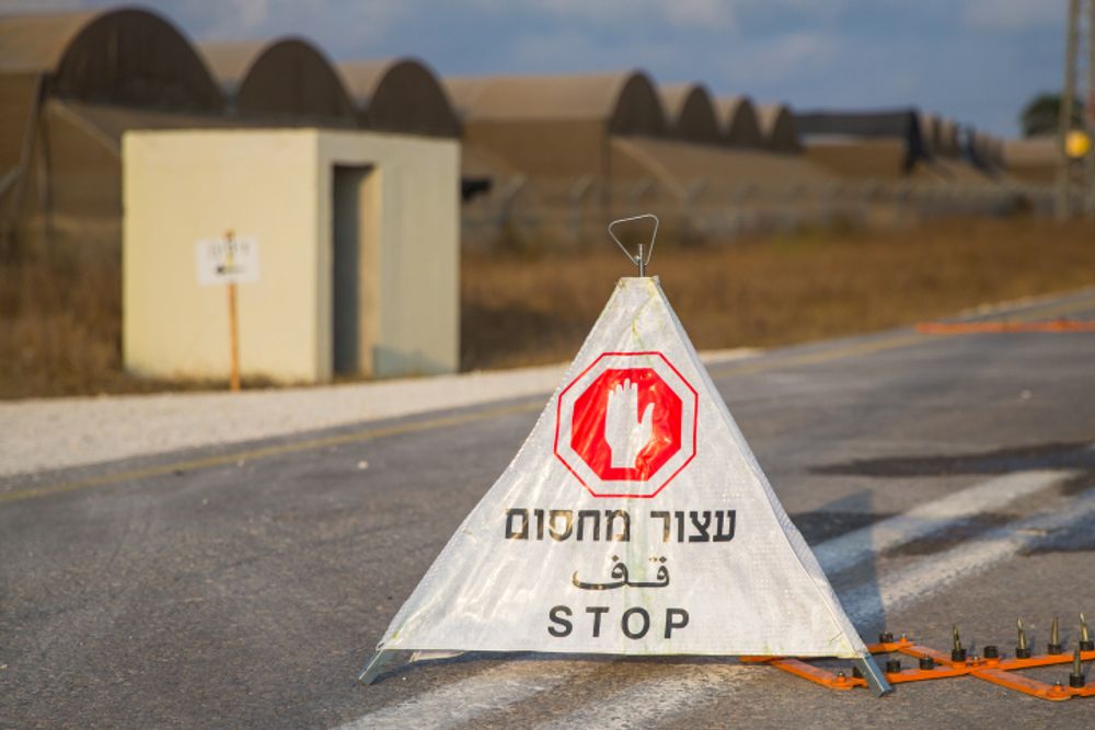 Des soldats et des policiers israéliens bloquent des routes près de la frontière avec la bande de Gaza, le 5 août 2022.