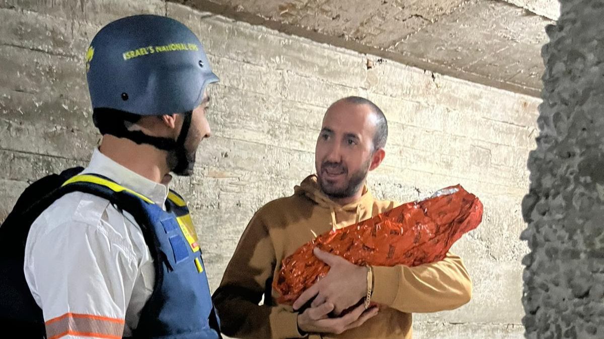 Né au son des sirènes : un bébé évacué vers un abri à Tel-Aviv