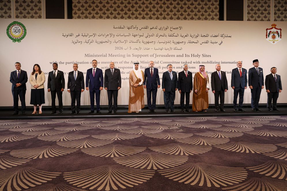 وزير الخارجية الأردني أيمن الصفدي، في الوسط، يقف لالتقاط صورة جماعية مع وزراء الخارجية المشاركين في الاجتماع الوزاري لدعم القدس ومقدساتها في عمّان، الأردن، الأربعاء 5 أغسطس/آب 2026