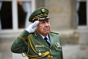 قائد الجيش الجزائري الفريق سعيد شنقريحة يؤدي التحية بوزارة الدفاع الفرنسية