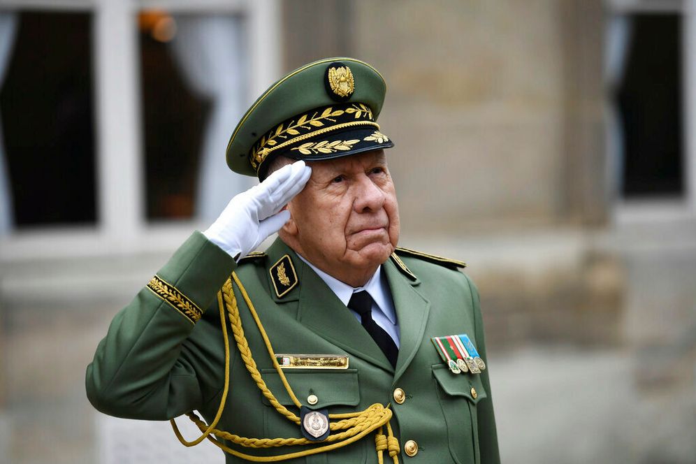 ( Christophe Archambault, Pool via AP) قائد الجيش الجزائري الفريق سعيد شنقريحة يؤدي التحية بوزارة الدفاع الفرنسية