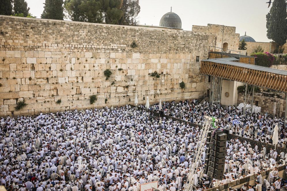Jewish pilgrims at the Western Wall in the Old City of Jerusalem during Jerusalem Day celebrations, May 29, 2022