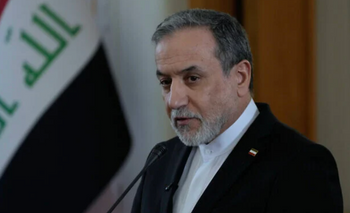 Le ministre iranien des Affaires étrangères Abbas Araghchi s'exprime lors d'une conférence de presse conjointe avec son homologue irakien Fuad Hussein à Téhéran, en Iran, le 18 janvier 2026. 
