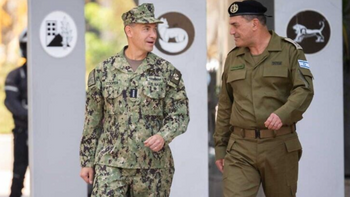 Le commandant du CENTCOM, l’amiral Brad Cooper (à gauche), et le chef d’état-major de Tsahal, le lieutenant-général Eyal Zamir, se rencontrent au quartier général de l’armée israélienne à Tel-Aviv, sur une photo autorisée à la publication le 6 septembre 2025. 