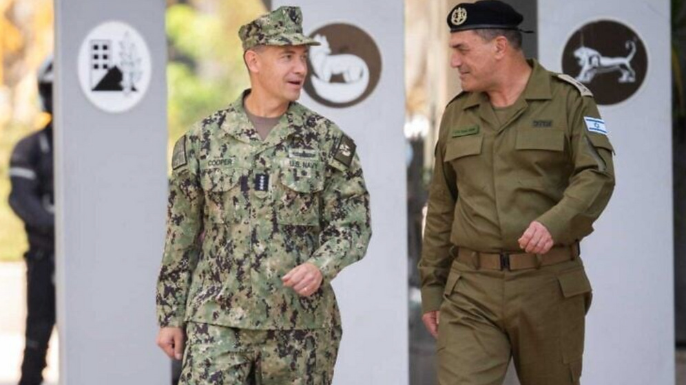 IDF Le commandant du CENTCOM, l’amiral Brad Cooper (à gauche), et le chef d’état-major de Tsahal, le lieutenant-général Eyal Zamir, se rencontrent au quartier général de l’armée israélienne à Tel-Aviv, sur une photo autorisée à la publication le 6 septembre 2025.