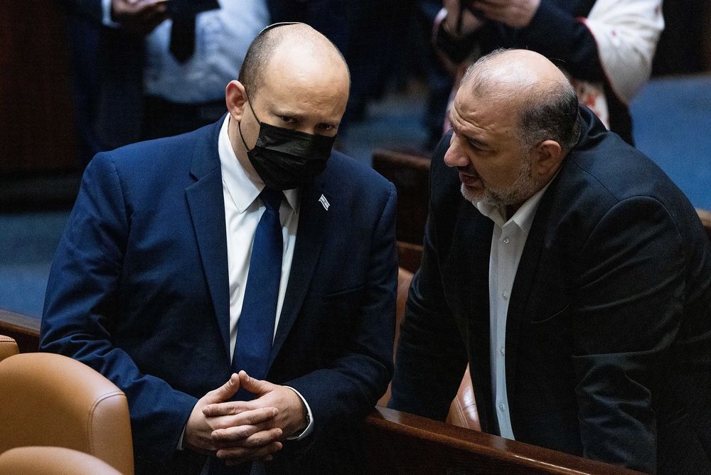 Le Premier ministre israélien Naftali Bennett et le chef du parti Raam, Mansour Abbas au Parlement israélien, à Jérusalem, le 4 novembre 2021